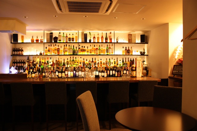 店内の雰囲気 Bar Aquavity アクアヴィティ 西新宿の隠れ家ショットバー